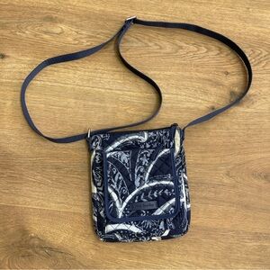 Vera Bradley Blue & White Paisley Deluxe Crossbody Purse Phone & ear bud Pocket